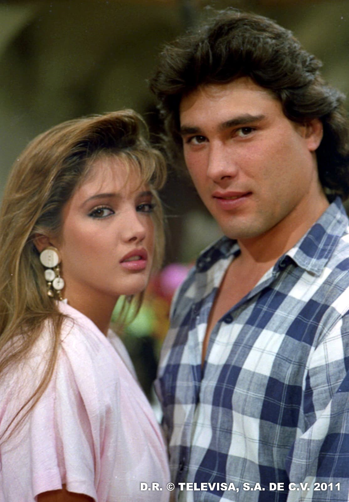 Mientras que
<b><a href="http://www.univision.com/temas/adela-noriega">Adela Noriega</a></b> y
<b><a href="http://www.univision.com/temas/eduardo-yanez">Eduardo Yáñez</a></b> se convertían en unos ídolos juveniles gracias a la telenovela
<b>‘Dulce desafío’</b>.