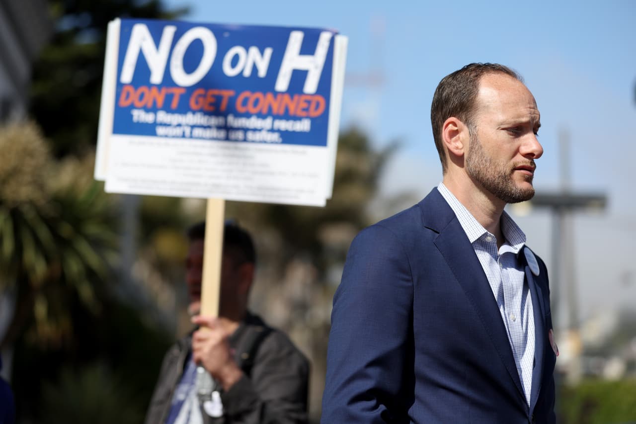 Votantes destituyen al fiscal de San Francisco Chesa Boudin en elección revocatoria