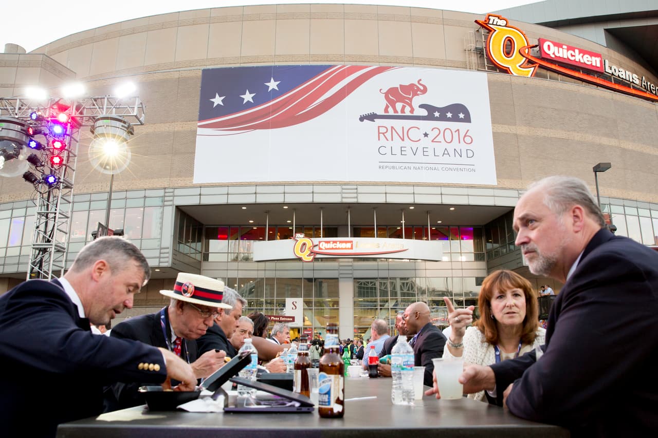 MARTES 19 DE JULIO. 8:51 PM. Sin mucho entusiasmo luego de la nominación de Donald Trump, algunos delegados salen de la convención luego de una larga jornada de votación.