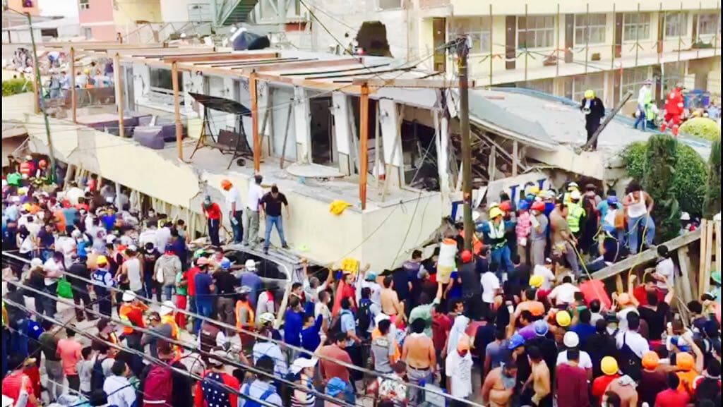 Rescatistas sobre la terraza del Colegio Enrique Rebsamen
