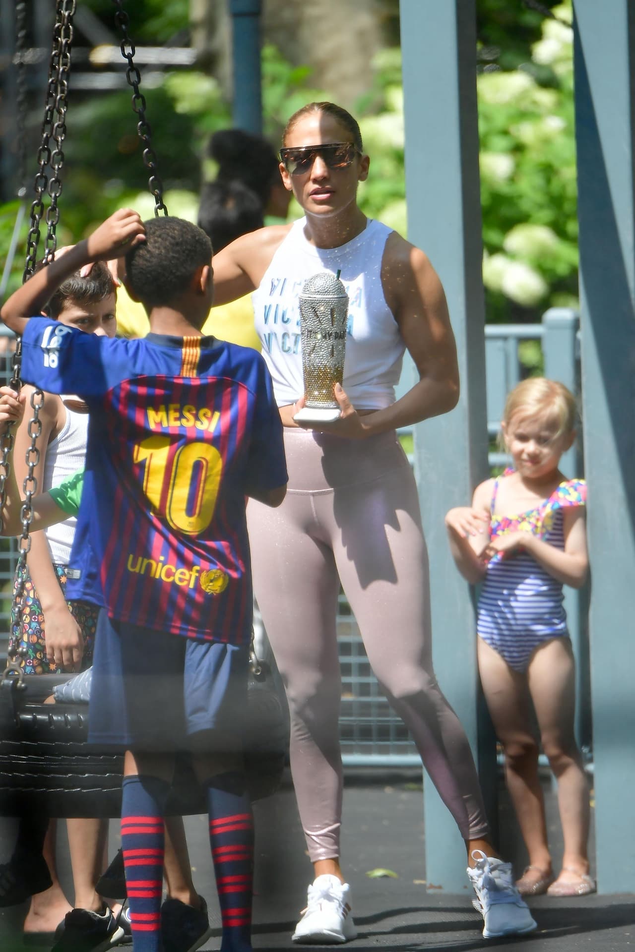 Para esta casual salida, JLo protegió su vista con unas grandes gafas metálicas.