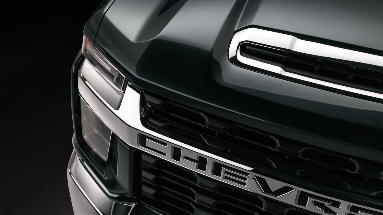 Los 
<b>faros verticales</b> intervenidos por la típica barra horizontal que divide las parrillas de los modelos Chevrolet, lucen visualmente mucho más atractivos en la nueva Silverado HD 2020 que en la Silverado 1500 2019.