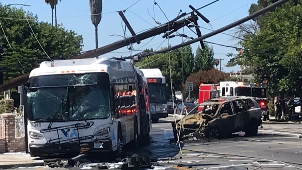 Vehículo termina en llamas tras chocar con un autobús del VTA en San José