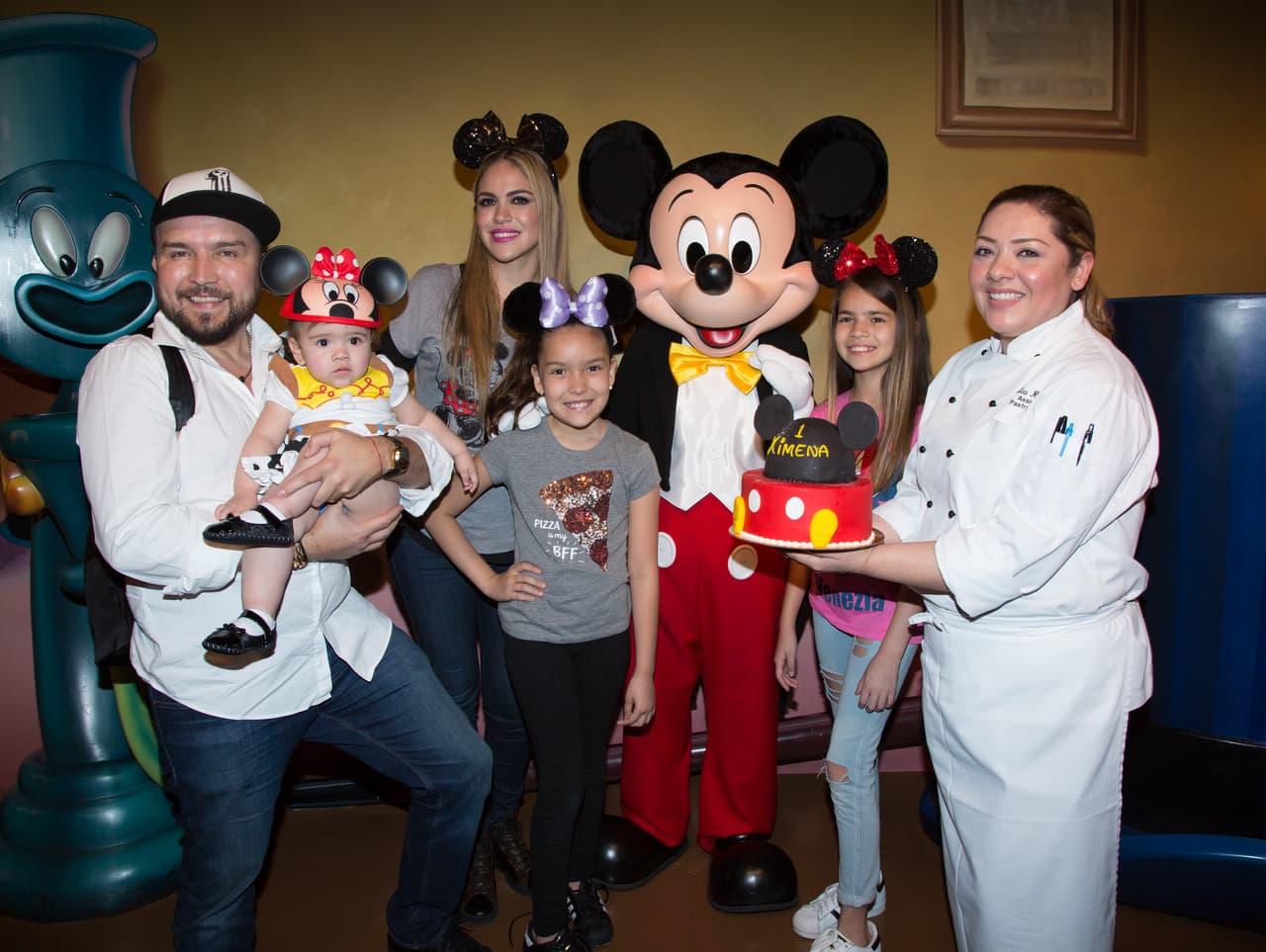 La familia de Poncho Lizárraga pudo disfrutar de un delicioso pastel con la forma de Mickey Mouse.