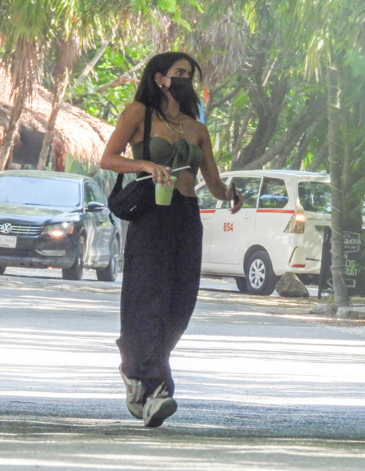 Tras haber respetado las medidas para evitar la propagación del covid-19, la actriz, su esposo y su hija visitaron Acapulco, Tulum y Cozumel. En su Instagram aseguró que en todo momento usó cubrebocas y que nunca vio a nadie allá.