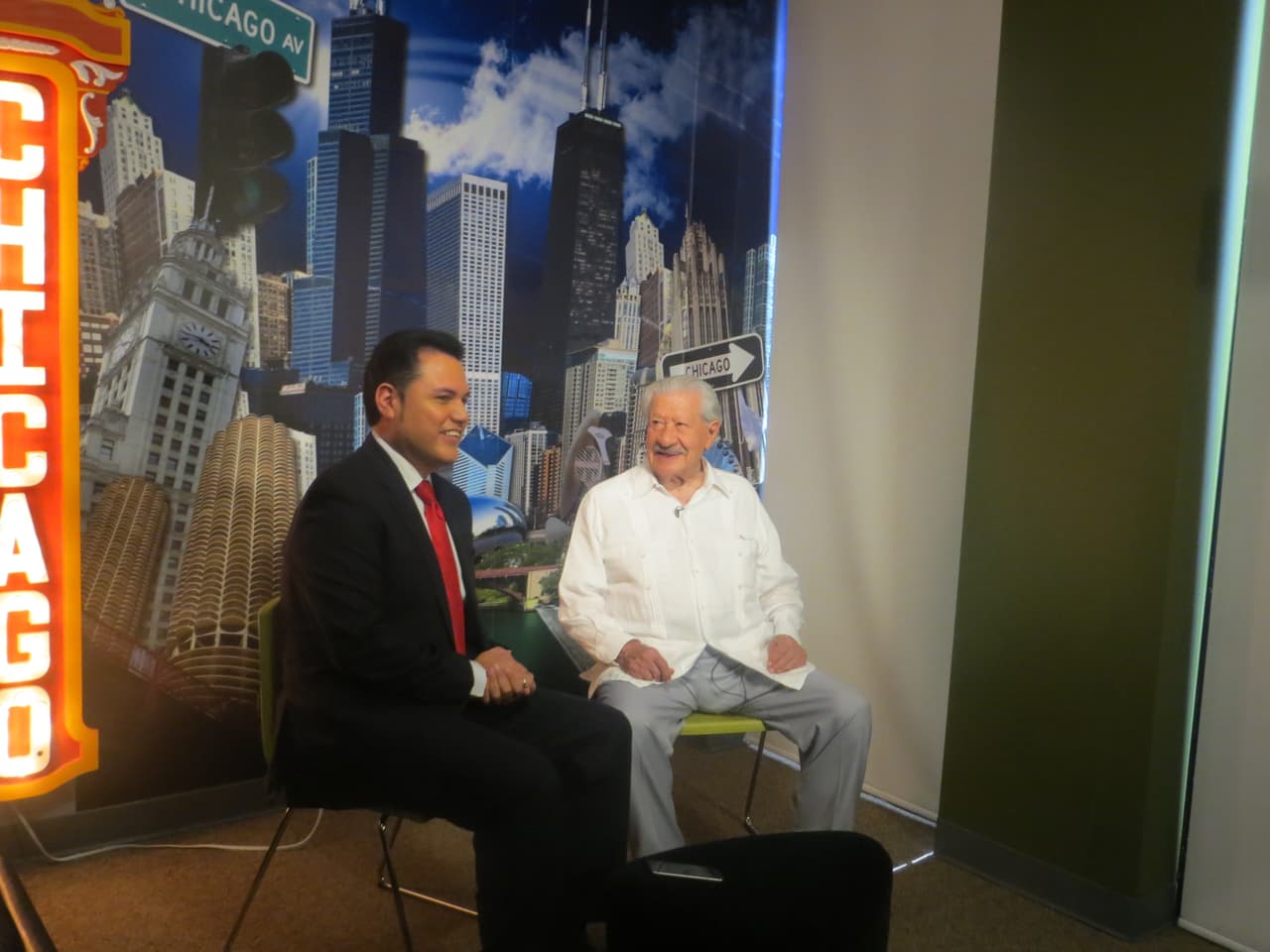 Finalmente, Auri le preguntó como le gustaría que lo recordarán las próximas generaciones y el actor comentó que por su trabajo en los escenarios.