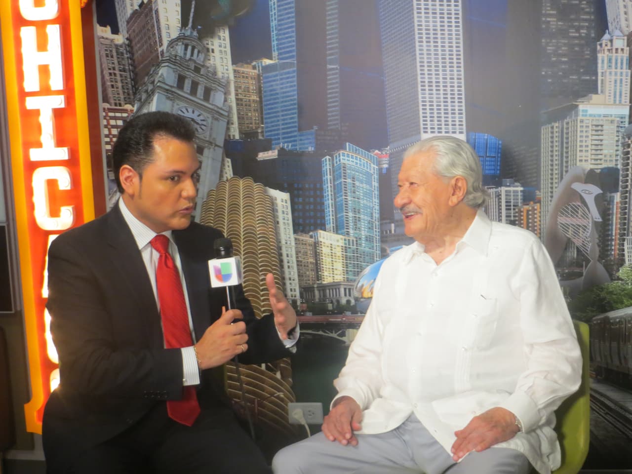 El actor, quien es un gran exponente del cine, también platicó con Auri sobre su pasó por el séptimo arte y de dos grandes estrellas de la época de oro: María Félix y Dolores del Río, a quienes recuerda con gran cariño.