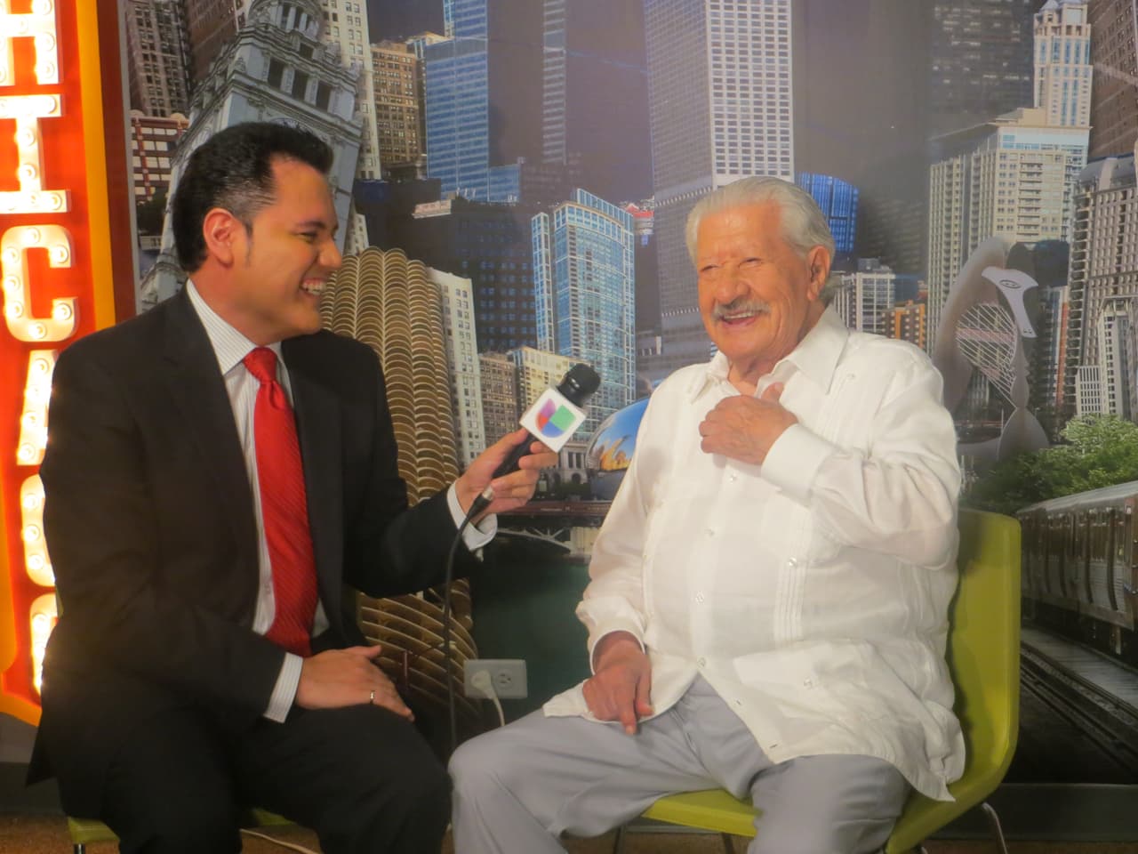 Considerando que tiene 90 años de edad y 66 años de carrera artística. Este libro es una joya.