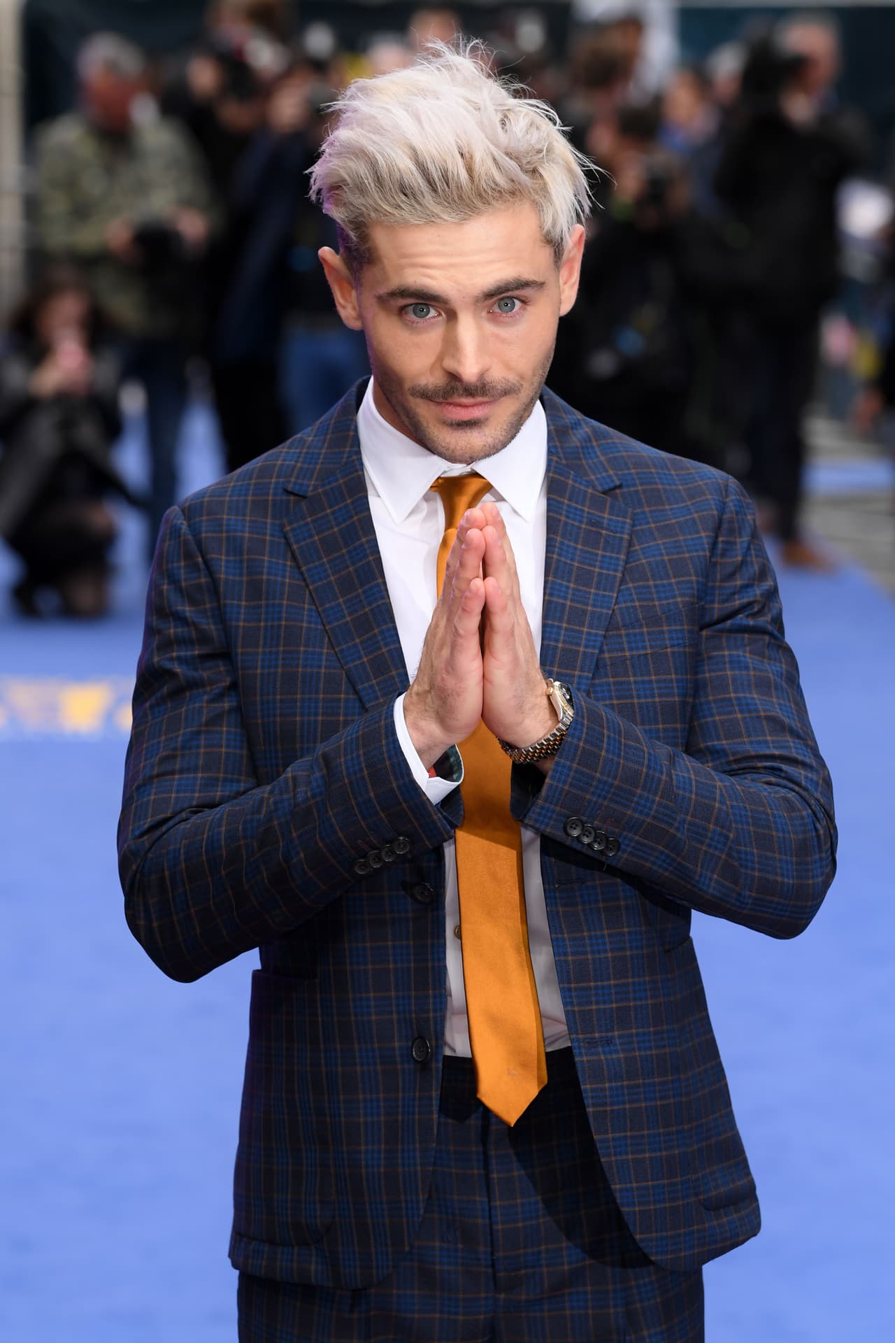 El domingo 29 de diciembre, el diario australiano 
<b><a href="https://www.dailytelegraph.com.au/news/breaking-news/zac-efron-flown-to-aust-hospital-reports/news-story/a30cbb4f05597ee444ea95fb7873eacc" target="_blank">Sunday Telegraph</a></b> dio a conocer que el actor había contraído fiebre tifoidea o una 
<b>"infección bacteriana similar"</b> mientras filmaba su programa 'Killing Zac Efron' en Papúa Nueva Guinea. 
<br>