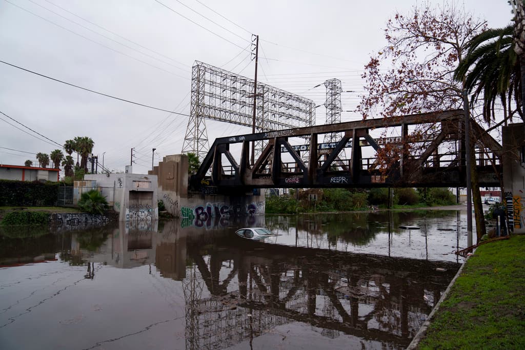 Escombros y basura abonaron a que los desagües en esta área de Long Beach quedaran inoperantes con la lluvia que cayó solo del miércoles para jueves en la mañana.