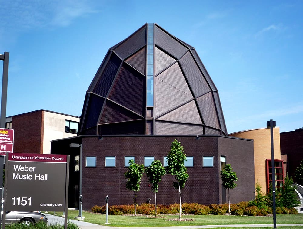 "No tenía ni un tablero", recordó alguna vez sobre cómo inició el trabajo que representó un espaldarazo a su carrera y el comienzo de una etapa en la que se dedicó de lleno a sus proyectos, con la fundación de un estudio de arquitectura al que años más tarde se sumó uno de sus hijos, también arquitecto. En la imagen, el Weber Music Hall de César Pelli, de la Universidad de Minnesota en Duluth, Minnesota.