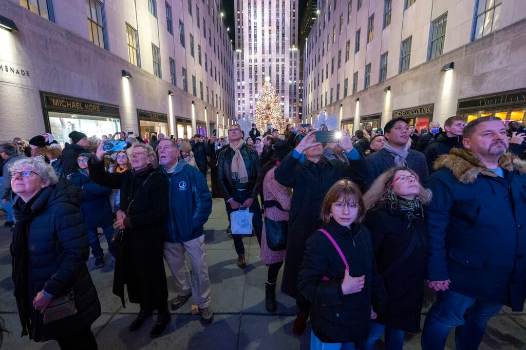 Las caminatas por las tiendas de Manhattan para ver su despliegue de luces y adornos navideños, es una de las actividades más populares de Nueva York durante el invierno.