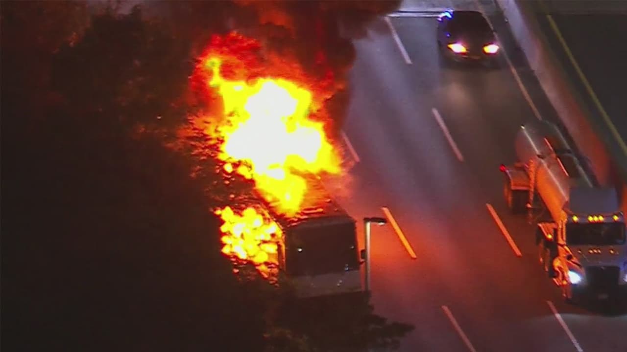 El a
<b>utobús incendiado pertenecía a la línea 113, </b>que salió de Plainfield a las 5:06 a.m. con destino a la Terminal de Autobuses de la Autoridad Portuaria en Nueva York, pero sufrió un reventón de neumático que desató el fuego.