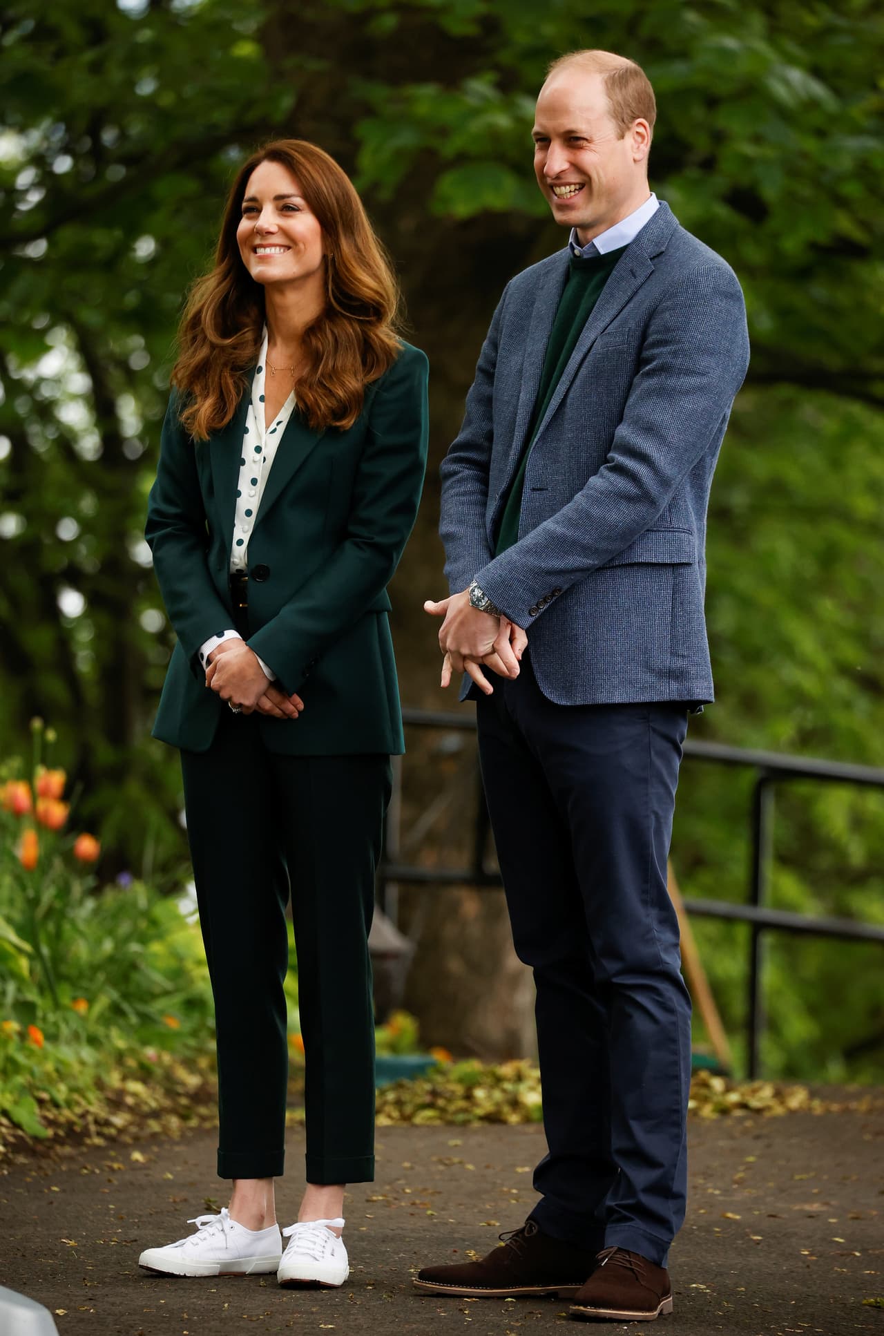 <b>#5</b>
<br>Kate Middleton también ha combinado sus tenis con pantalones ceñidos de tonos oscuros, como el look formal que lució en su visita a Escocia en mayo de 2021.