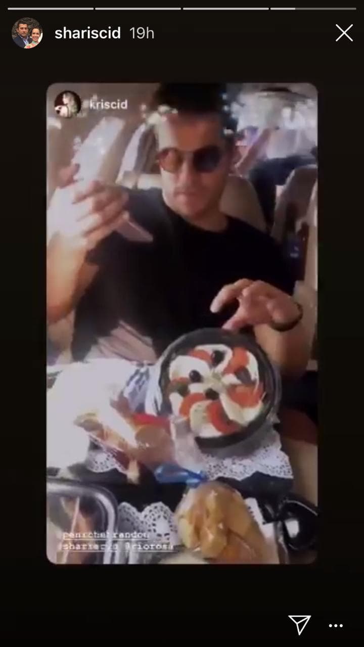 Durante el vuelo privado que tomaron la mañana del 7 de noviembre, la familia compartió que están cuidando su alimentación. "Estamos a dieta, así que comiendo ensaladita", expresó la futura mamá mostrando la ensalada que degustaban su abuela y su marido.