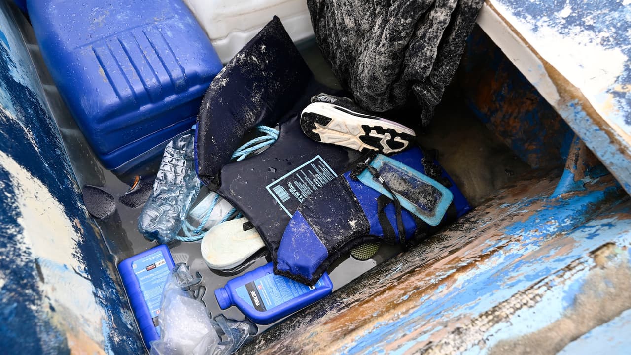 El suboficial Chris Sappey confirmó que no se trataba de turistas, sino de migrantes, aunque 
<b>no se ha determinado el país de origen de las víctimas</b> ni el punto exacto de partida del viaje.