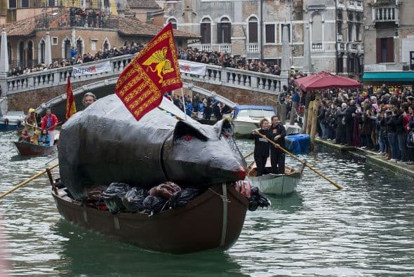 El programa de este fin de semana lo protagonizaron los desfiles por los canales de la ciudad, mientras que el domingo 23 tendrá lugar uno de los actos más tradicionales, el "Volo dell'Angelo" (vuelo del ángel).