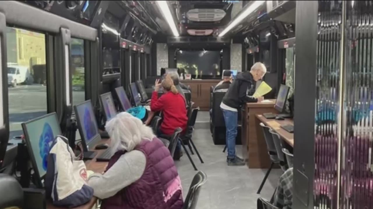 Autobús de preparación de impuestos llega a comunidades de bajos recursos para facilitar el proceso