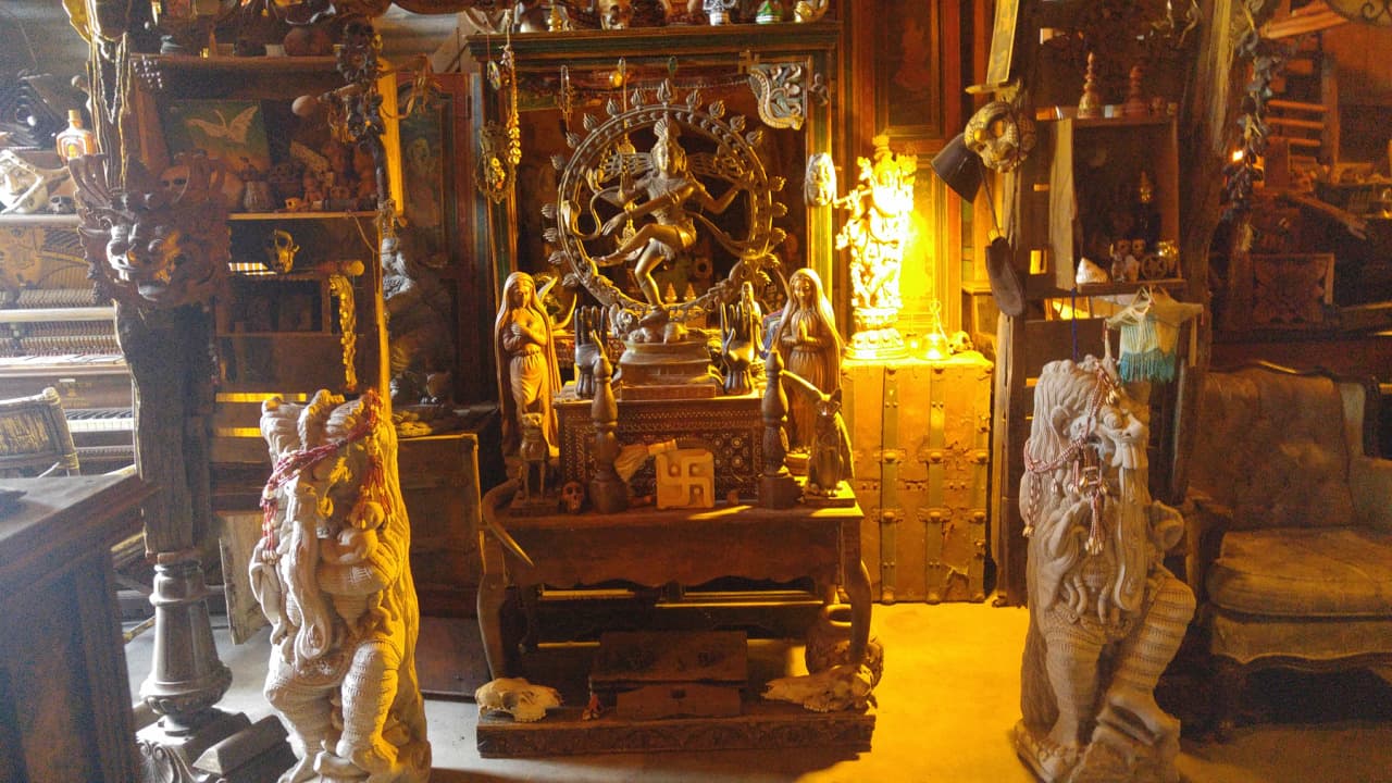 Imágenes previas al incendio revelan su interior ecléctico con una gran acumulación de objetos como instrumentos musicales, sofás, fotografías, lámparas, camastros, maniquíes estatuas e inumerables artefactos decorativos.