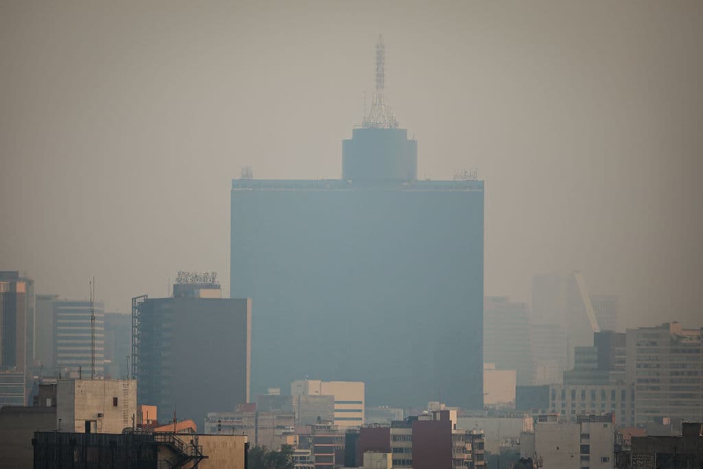 El ozono que emiten los autos es un contaminante cr贸nico de esta ciudad, pero si rebasa los 150 microgramos por metro cuadrado obliga a que las autoridades declaren las medidas de emergencia que dicta la ley ambiental enfocadas en la reducci贸n del parque vehicular y en la protecci贸n de la poblaci贸n en edad escolar.