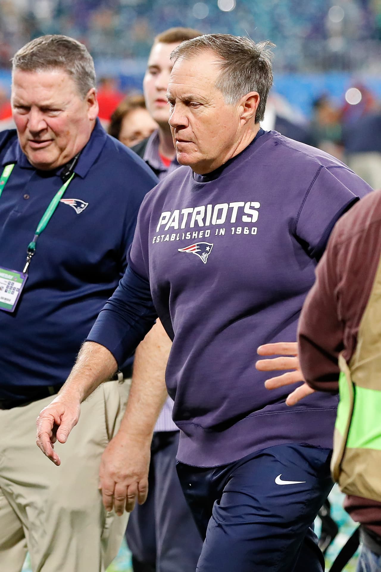 Bill Bellichick sale del terreno de juego con la frustración de la derrota.