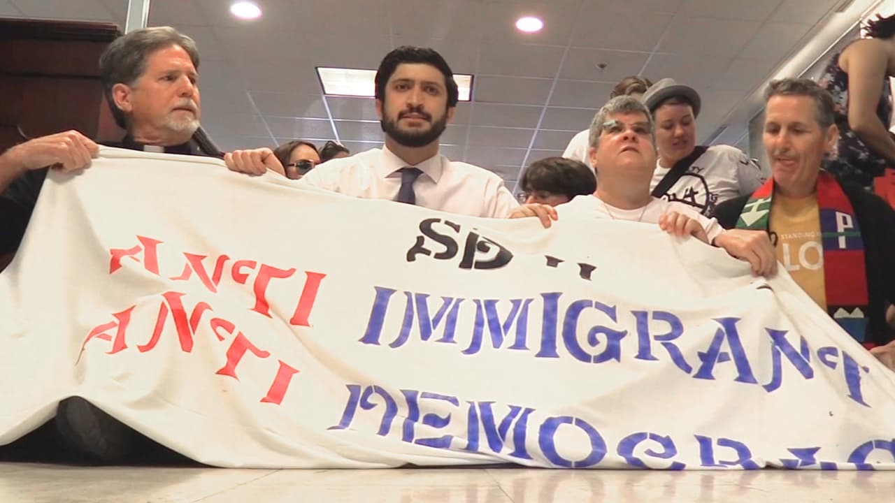 El concejal Greg Casar y el pastor Jim Rigby estuvieron entre las más de 20 personas que fueron arrestadas por desobediencia civil en Austin.