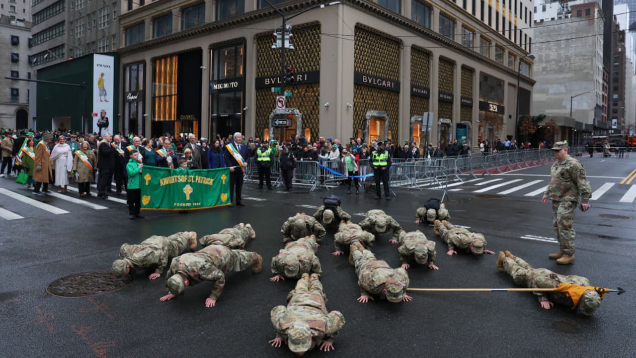 El corazón de Manhattan se vistió de verde este lunes para celebrar el Día de San Patricio en su edición 264. Durante el evento, considerado como uno de los más grande y antiguos del mundo, miles de personas disfrutaron, con mucha alegría, la música y las danzas. El alcalde Eric Adams, la gobernadora Kathy Hochul y la fiscal Letitia James fueron los primeros en unirse a la marcha.
