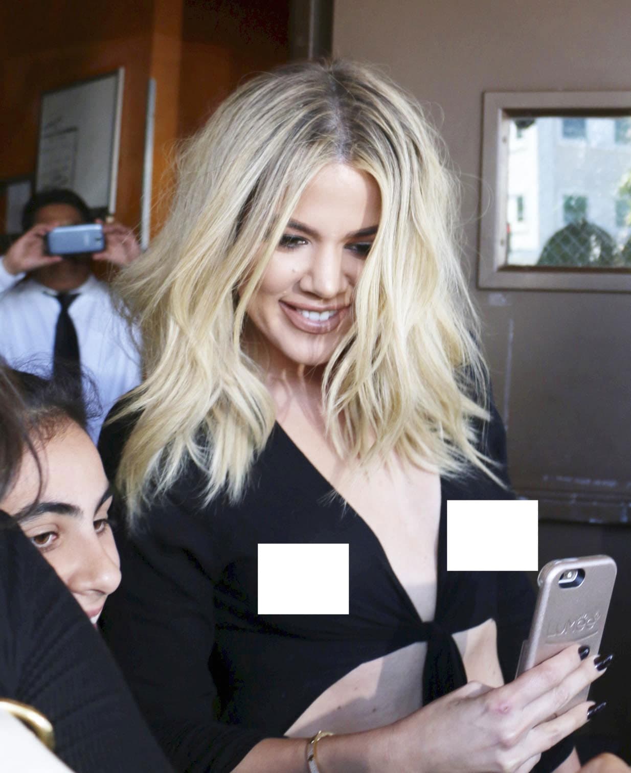 Al parecer a la hermosa rubia se le olvidó el 'bra' en su casa.