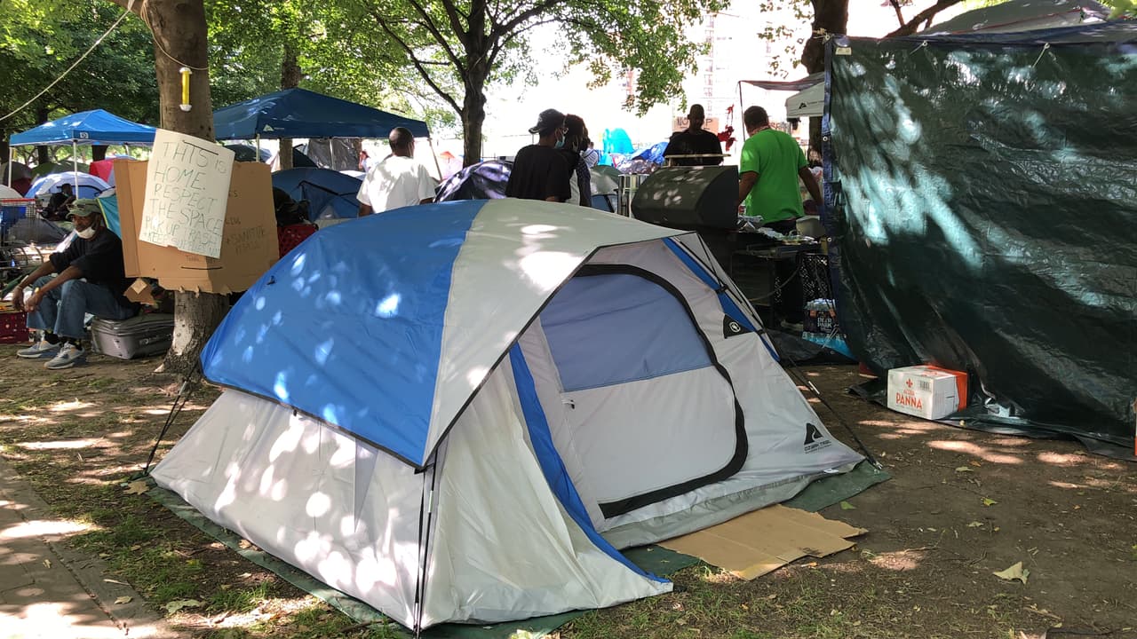 La ciudad estableció 260 habitaciones en los Sitios de Prevención de COVID, que son hoteles, para albergar a personas que están particularmente en riesgo de COVID, incluidas las de 65 años o más o con afecciones médicas subyacentes.