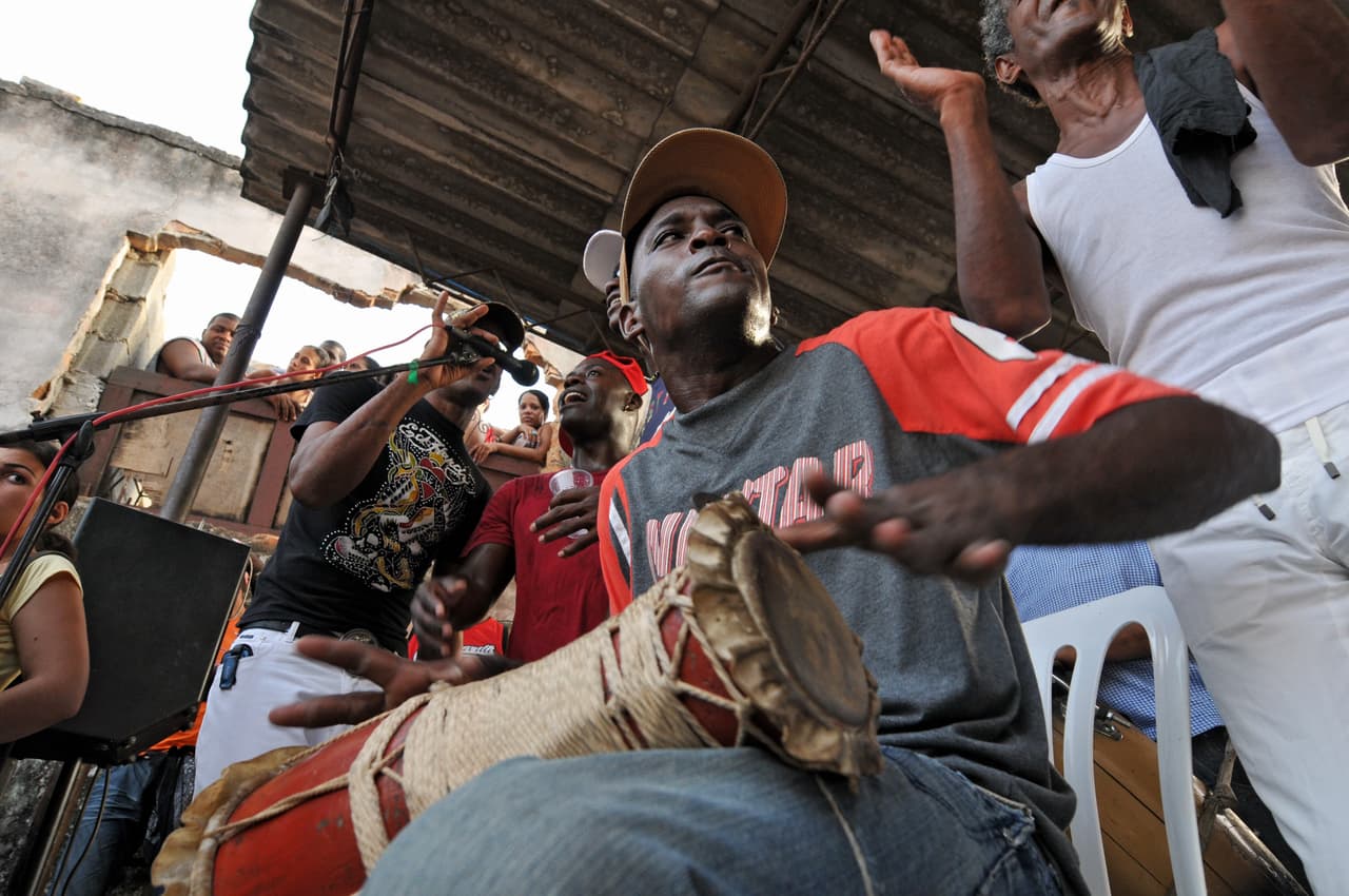 Es dueño también de los tambores Batá debido a que intercambió el oráculo de Ifa con Orula por los tambores Batá, Wemileres, Ilú Batá o Bembés. En la iglesia católica es representado con Santa Bárbara la cual tiene su fiesta el 4 de diciembre, de acuerdo al calendario santoral católico. Su día de la semana es el sábado.