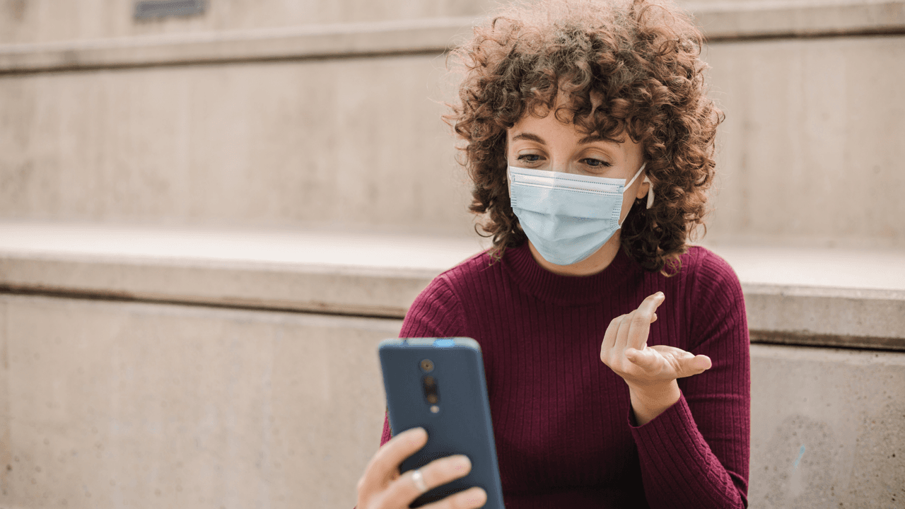 <b>Alerta a tus amigos.</b> Cuando trabajes en el calor, cuida a tus sus compañeros de trabajo y pídele a alguien que haga lo mismo por ti. Un golpe de calor puede hacer que una persona se confunda o pierda el conocimiento. Si tienes 65 años o más, pídele a un amigo o familiar que te llame dos veces al día durante una ola de calor. Si conoces a alguien en este grupo de edad, búscalo al menos dos veces al día.
<br>