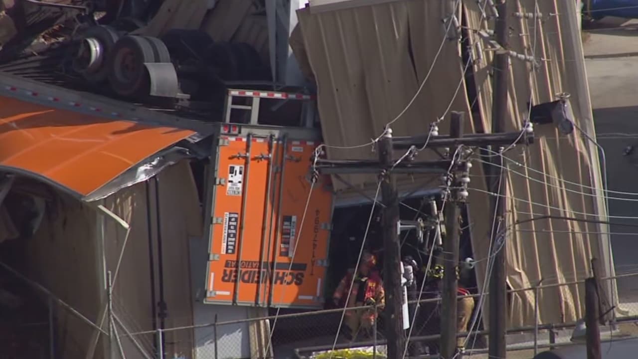 Las autoridades informaron que el conductor del camión es un hispano joven, quien sobrevivió al impacto de la caída, pero quedó atrapado entre las latas retorcidas de la cabina del vehículo. Cuando los socorristas lograron sacarlo, el hombre murió. No se ha revelado qué tipo de lesiones sufrió ni la causa de muerte.