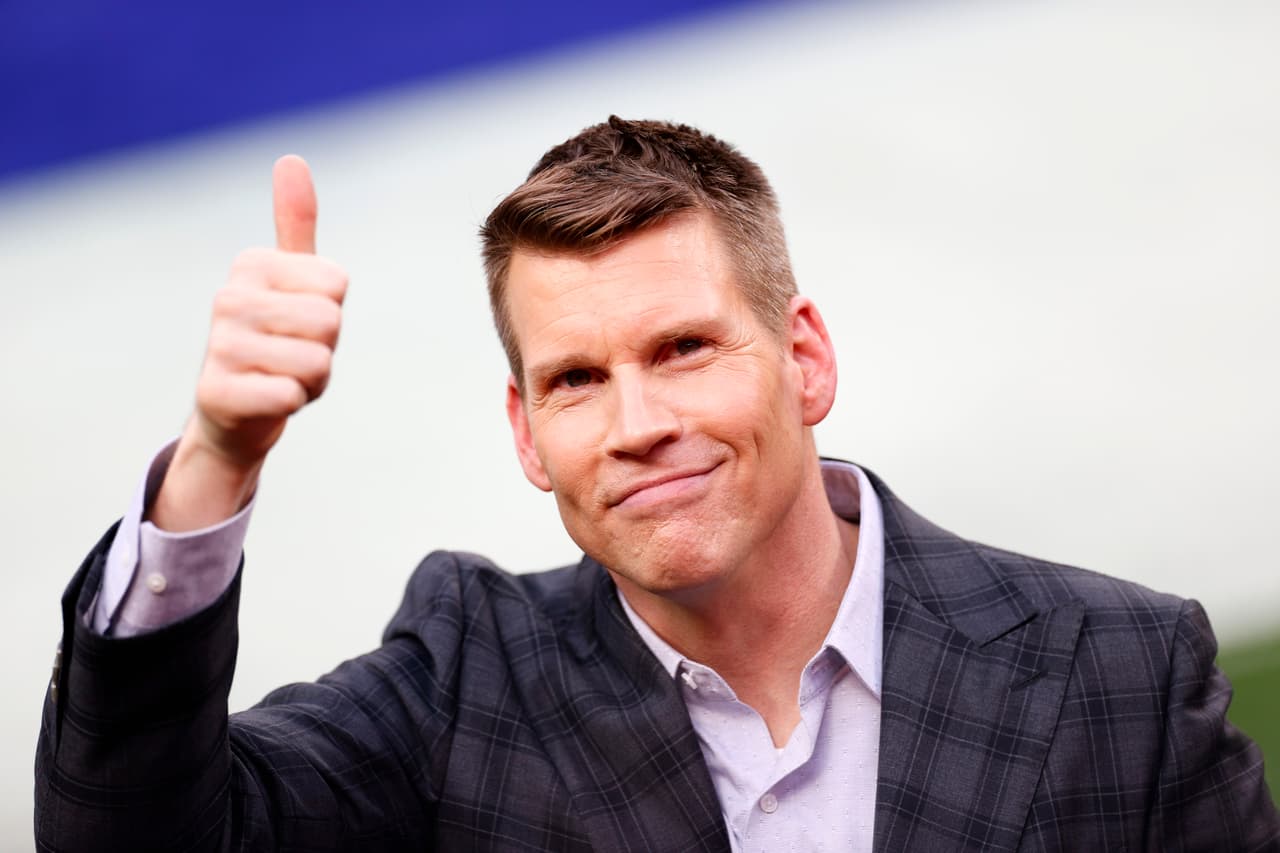 El comentarista de NFL Network, Chris Hanson, saludando a los aficionados previo al juego por el campeonato de la NFL.