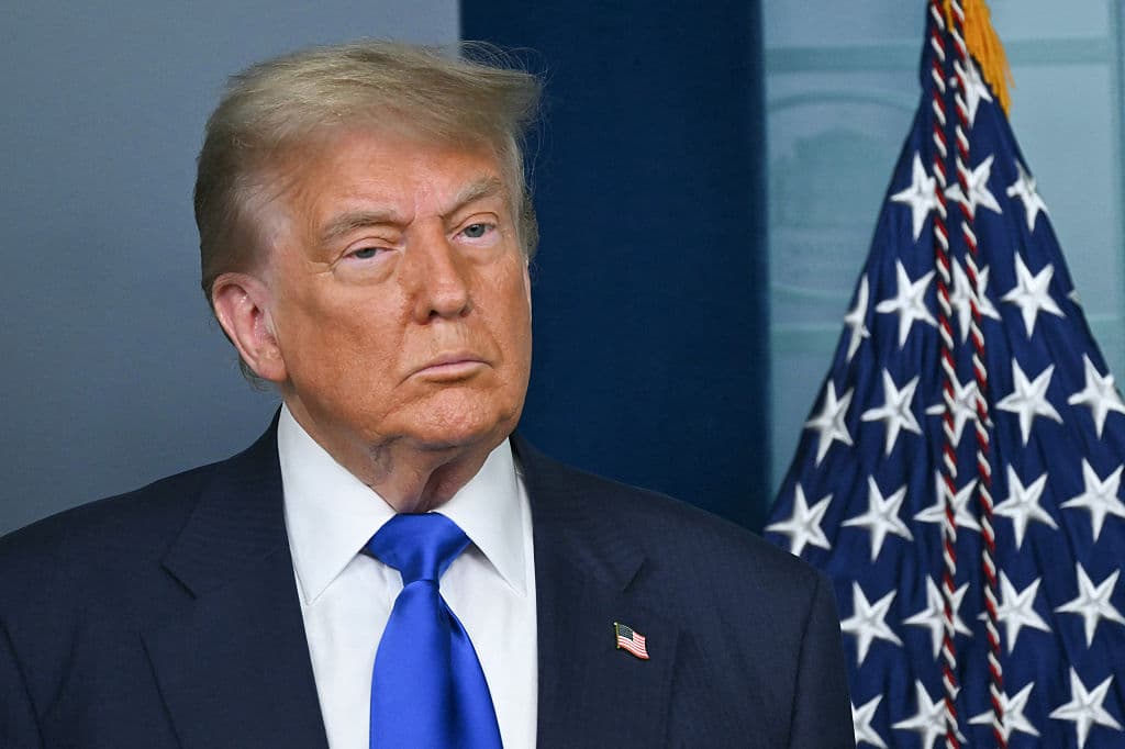 El presidente, en una rara aparición para ofrecer una conferencia de prensa en la sala de prensa de la Casa Blanca, dijo el viernes que la decisión de la Corte Suprema fue “increíble” y una “victoria monumental para la Constitución”, la separación de poderes y el estado de derecho.
<br>
<br>Trump afirma que el fallo de la Corte Suprema allana el camino para implementar varias políticas controversiales, incluyendo el fin de la ciudadanía por nacimiento, la eliminación del financiamiento a ciudades santuario, la suspensión del reasentamiento de refugiados, la "congelación de fondos innecesarios" y el cese del uso de fondos federales para cirugías de transición de género.