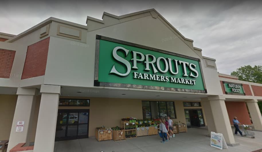<b>Sprouts Farmers Market: </b>Estos mercados también han levantado el uso obligatorio de mascarillas aunque recomiendan "encarecidamente" a las personas mayores de 2 años que no estén vacunadas que usen la mascarilla, así como a seguir cualquier normativa local sobre este tema. "Tenemos cubiertas faciales disponibles en las entradas de las tiendas para los clientes que no tengan" 
<a href="https://www.sprouts.com/covid-19/" target="_blank">insistieron</a>.