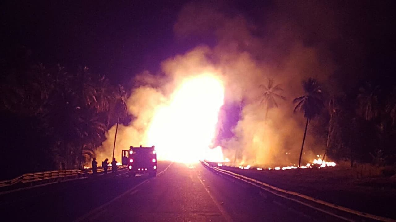 El comandante de bomberos de Lázaro Cárdenas, Jorge Ostria Vera, indicó que el camión, que iba cargado con 40,000 litros de gasolina, invadió el carril por el que viajaba el bus y no pudo frenar a tiempo. Los heridos fueron trasladados a los hospitales más cercanos de la zona.
