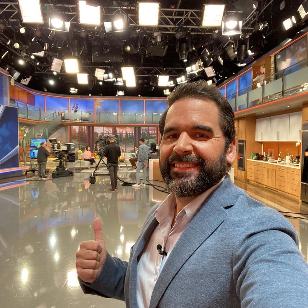 Albert Martínez nos muestra esta imagen detrás de cámaras del distanciamiento con el que trabajamos para poder estar cerca de ti a través de tu pantalla.