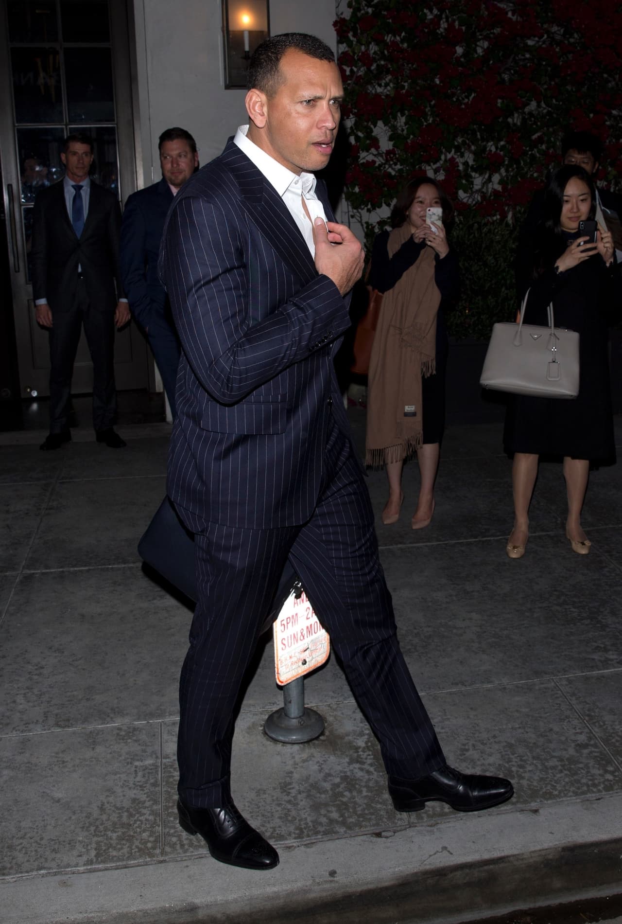 Alex Rodríguez, quien generalmente anda repartiendo saludos y sonrisas, daba la impresión de tener algo que le molestaba en la boca.