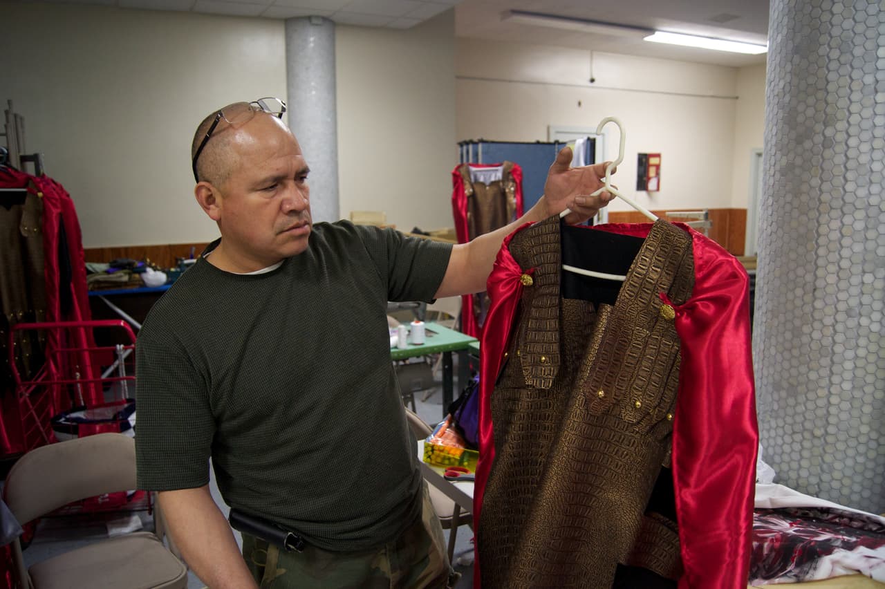 Flores muestra los atuendos de los soldados romanos.