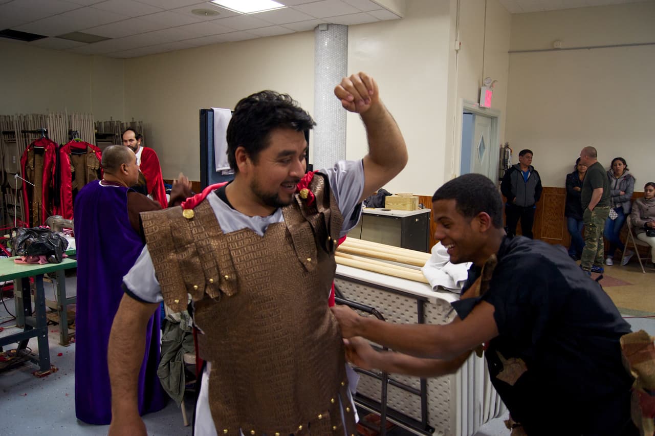 Unos 50 fieles latinos participan en la Pasión de Cristo en vivo.