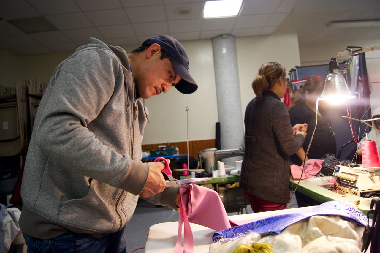 El grupo de costura trabajó por cuatro meses en los vestuarios.