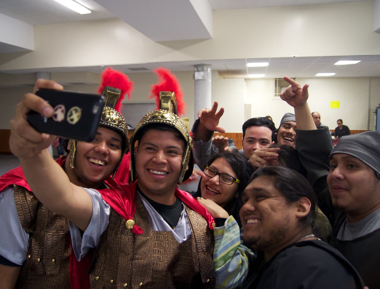 Hijos y nietos de inmigrantes son parte del elenco.