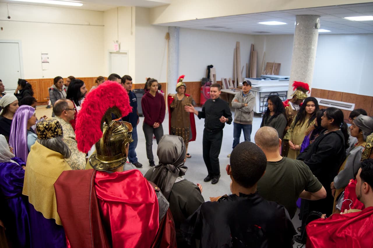 Niños y adolescentes son parte del elenco.