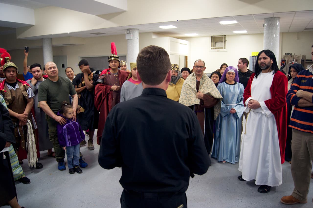 El padre Morris ofrece palabras de aliento a sus parroquianos.