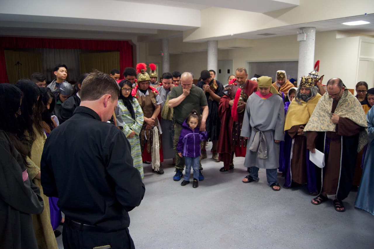 El padre Jonathan Morris hace una plegaria para agradecer el esfuerzo de sus parroquianos.