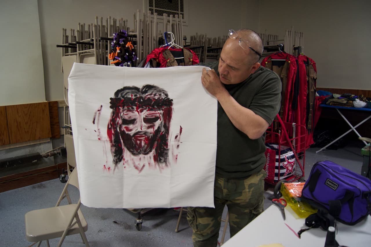 Pedro Flores muestra el manto sagrado.