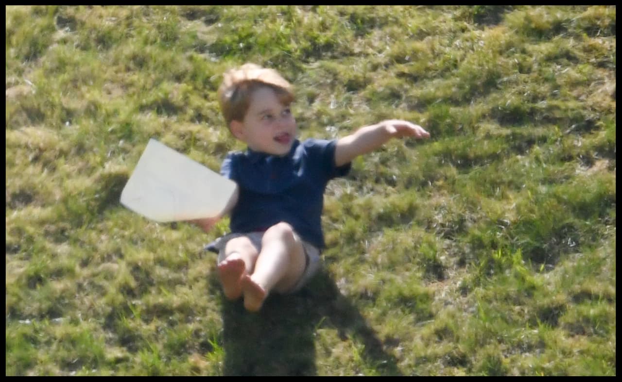 El príncipe George pudo hasta deslizarse por la hierba, como si estuviera en las mejores vacaciones de su vida en el campo.