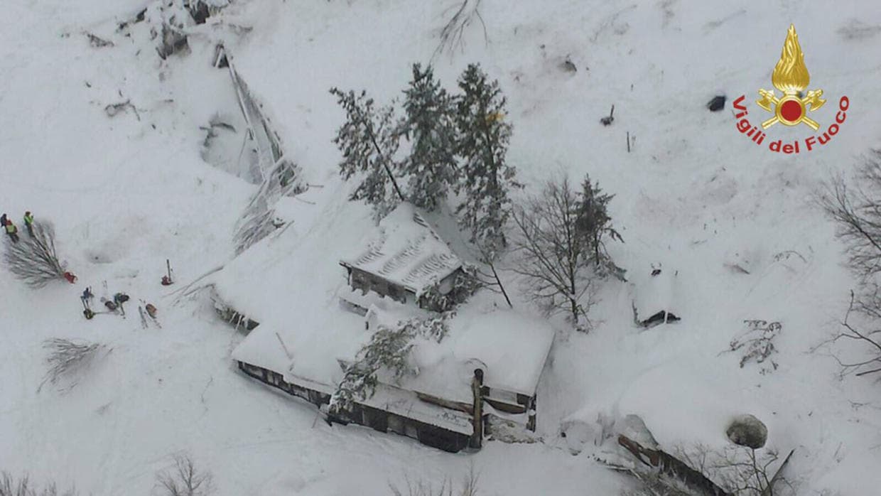 Un alud de nieve sepultó un hotel en Italia y las autoridades temen que haya "muchos muertos"