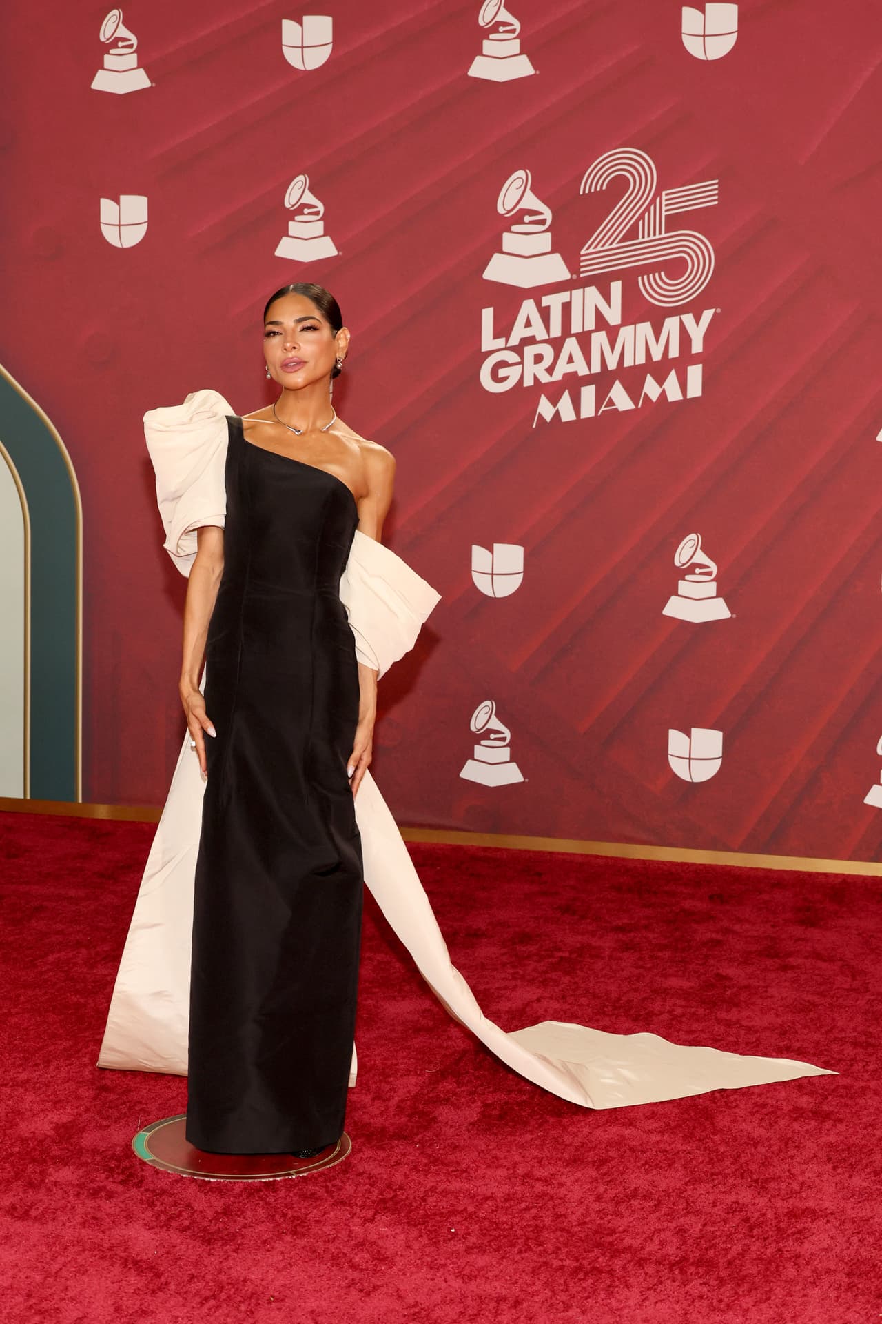 <b>Alejandra Espinoza</b> fue una de las famosas que llegó de negro.