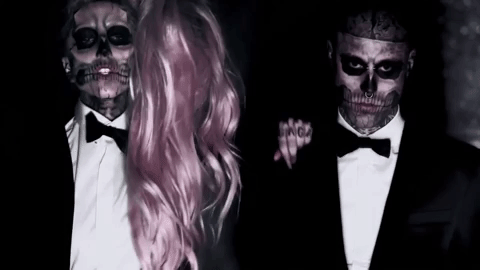 Uno de los looks que usó Lady Gaga Born en su video 'Born this Way', inspiraron la creación de la muñeca de la cantante en 2016. El juguete, estuvo a la venta sólo por internet y fueron pocas piezas las disponibles.